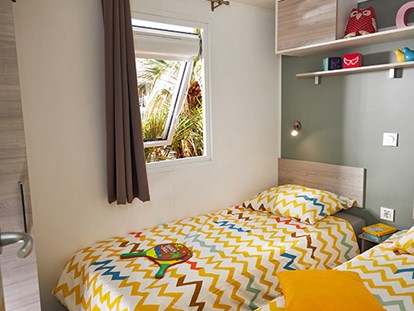 Luxuscamping - Kochutensilien - Costa Brava - Camping Enmar - Vacanceselect Mobilheim Moda 6 Personen 3 Zimmer Klimaanlage von Vacanceselect auf Camping Enmar
