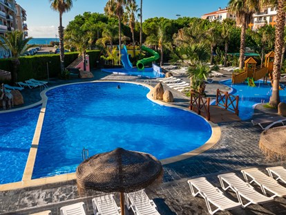 Luxuscamping - Kochutensilien - Costa del Maresme - Camping Enmar - Vacanceselect Mobilheim Moda 6 Personen 3 Zimmer Klimaanlage von Vacanceselect auf Camping Enmar