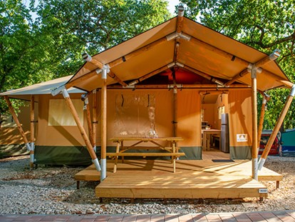 Luxuscamping - getrennte Schlafbereiche - Istrien - Camping Aminess Maravea Camping Resort - Vacanceselect Safarizelt XL 4/6 Pers 3 Zimmer Badezimer von Vacanceselect auf Camping Aminess Maravea Camping Resort