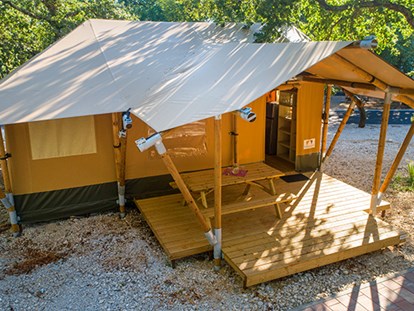 Luxuscamping - getrennte Schlafbereiche - Kroatien - Camping Aminess Maravea Camping Resort - Vacanceselect Safarizelt XL 4/6 Pers 3 Zimmer Badezimer von Vacanceselect auf Camping Aminess Maravea Camping Resort