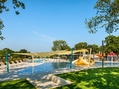 Luxuscamping - Dusche - Kroatien - Camping Aminess Maravea Camping Resort - Vacanceselect Safarizelt XL 4/6 Pers 3 Zimmer Badezimer von Vacanceselect auf Camping Aminess Maravea Camping Resort
