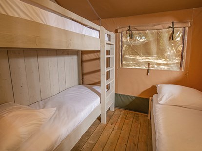 Luxuscamping - Preisniveau: exklusiv - Novigrad - Camping Aminess Maravea Camping Resort - Vacanceselect Safarizelt XL 4/6 Pers 3 Zimmer Badezimer von Vacanceselect auf Camping Aminess Maravea Camping Resort
