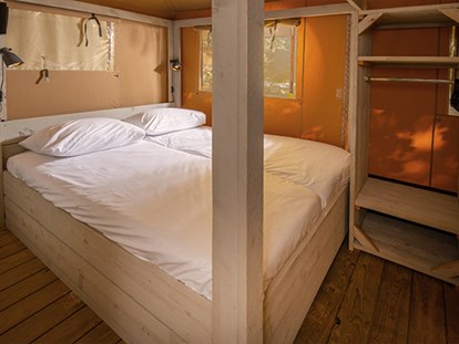 Luxuscamping - Kochutensilien - Kroatien - Camping Aminess Maravea Camping Resort - Vacanceselect Safarizelt XL 4/6 Pers 3 Zimmer Badezimer von Vacanceselect auf Camping Aminess Maravea Camping Resort