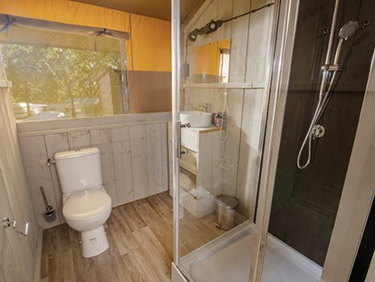 Luxuscamping - WC - Istrien - Camping Aminess Maravea Camping Resort - Vacanceselect Safarizelt XL 4/6 Pers 3 Zimmer Badezimer von Vacanceselect auf Camping Aminess Maravea Camping Resort