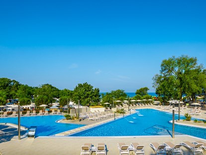 Luxuscamping - Heizung - Novigrad - Camping Aminess Maravea Camping Resort - Vacanceselect Safarizelt XXL 4/6 Pers 3 Zimmer BZ von Vacanceselect auf Camping Aminess Maravea Camping Resort