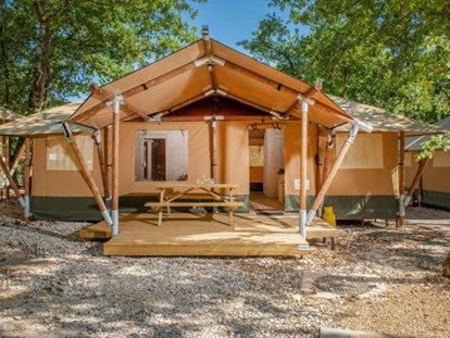 Luxuscamping - Art der Unterkunft: Safari-Zelt - Kroatien - Camping Aminess Maravea Camping Resort - Vacanceselect Safarizelt XXL 4/6 Pers 3 Zimmer BZ von Vacanceselect auf Camping Aminess Maravea Camping Resort