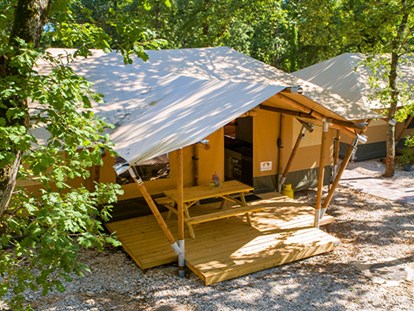 Luxuscamping - getrennte Schlafbereiche - Kroatien - Camping Aminess Maravea Camping Resort - Vacanceselect Safarizelt XXL 4/6 Pers 3 Zimmer BZ von Vacanceselect auf Camping Aminess Maravea Camping Resort