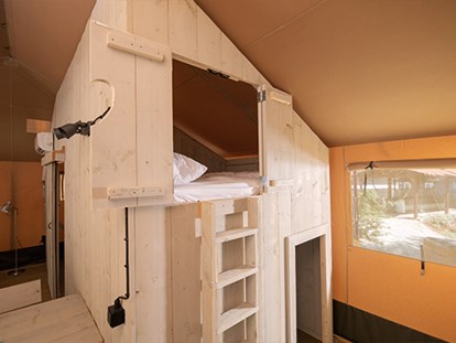 Luxuscamping - getrennte Schlafbereiche - Novigrad - Camping Aminess Maravea Camping Resort - Vacanceselect Safarizelt XXL 4/6 Pers 3 Zimmer BZ von Vacanceselect auf Camping Aminess Maravea Camping Resort
