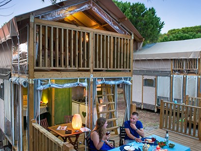 Luxuscamping - Terrasse - Italien - Camping Romagna Village - Vacanceselect Airlodge 4 Personen 2 Zimmer Badezimmer von Vacanceselect auf Camping Romagna Village