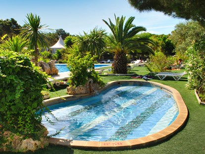 Luxuscamping - Gartenmöbel - Costa Brava - Camping Kings - Vacanceselect Mobilheim Moda 6 Personen 3 Zimmer Klimaanlage von Vacanceselect auf Camping Kings