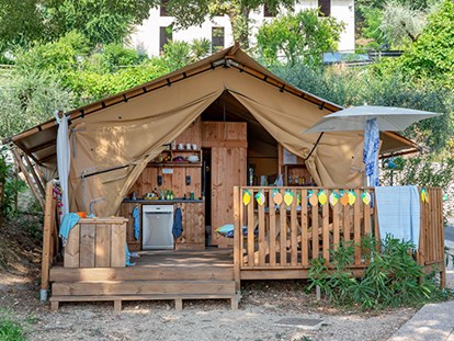Luxuscamping - Dusche - Gardasee - Verona - Camping La Rocca - Vacanceselect Safarizelt 4 Personen 2 Zimmer Badezimmer  von Vacanceselect auf Camping La Rocca