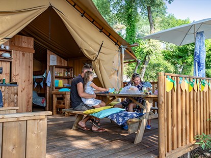Luxuscamping - Preisniveau: exklusiv - Gardasee - Camping La Rocca - Vacanceselect Safarizelt 4 Personen 2 Zimmer Badezimmer  von Vacanceselect auf Camping La Rocca