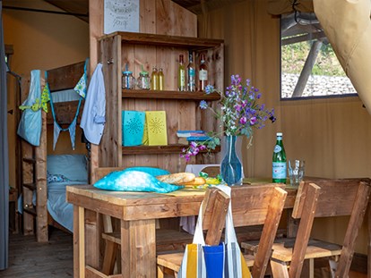 Luxuscamping - Kaffeemaschine - Gardasee - Camping La Rocca - Vacanceselect Safarizelt 4 Personen 2 Zimmer Badezimmer  von Vacanceselect auf Camping La Rocca