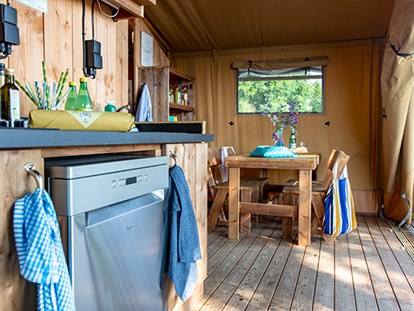 Luxury camping - Gardasee - Camping La Rocca - Vacanceselect Safarizelt 4 Personen 2 Zimmer Badezimmer  von Vacanceselect auf Camping La Rocca