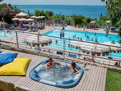 Luxuscamping - Grill - Gardasee - Camping La Rocca - Vacanceselect Safarizelt 4 Personen 2 Zimmer Badezimmer  von Vacanceselect auf Camping La Rocca