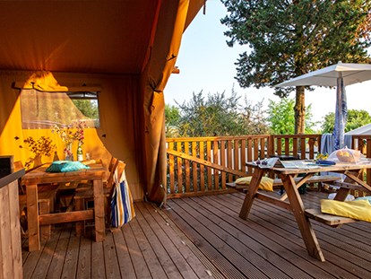 Luxuscamping - Sonnenliegen - Gardasee - Verona - Camping La Rocca - Vacanceselect Safarizelt 4 Personen 2 Zimmer Badezimmer  von Vacanceselect auf Camping La Rocca