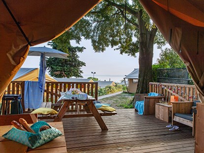 Luxuscamping - Kühlschrank - Venetien - Camping La Rocca - Vacanceselect Safarizelt 4 Personen 2 Zimmer Badezimmer  von Vacanceselect auf Camping La Rocca