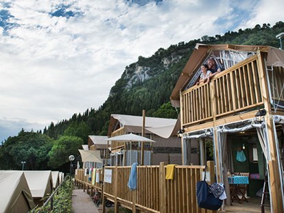 Luxuscamping - Kochmöglichkeit - Gardasee - Camping La Rocca - Vacanceselect Airlodge 4 Personen 2 Zimmer Badezimmer von Vacanceselect auf Camping La Rocca