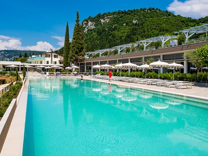 Luxuscamping - Preisniveau: exklusiv - Gardasee - Verona - Camping La Rocca - Vacanceselect Airlodge 4 Personen 2 Zimmer Badezimmer von Vacanceselect auf Camping La Rocca
