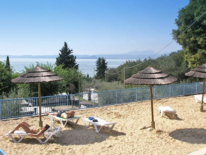Luxuscamping - Terrasse - Gardasee - Camping La Rocca - Vacanceselect Airlodge 4 Personen 2 Zimmer Badezimmer von Vacanceselect auf Camping La Rocca