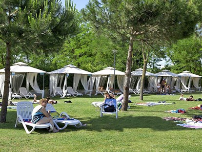 Luxuscamping - getrennte Schlafbereiche - Rimini - Camping Villaggio Rubicone - Vacanceselect Mobilheim Moda 5/6 Personen 2 Zimmer Klimaanlage von Vacanceselect auf Camping Villaggio Rubicone