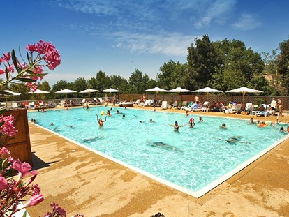 Luxuscamping - WC - Livorno - Camping Le Pianacce - Vacanceselect Lodgezelt Deluxe 5/6 Personen 2 Zimmer Badezimmer von Vacanceselect auf Camping Le Pianacce