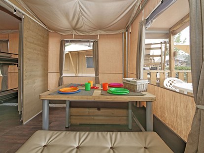 Luxuscamping - Gartenmöbel - Livorno - Camping Le Pianacce - Vacanceselect Lodgezelt Deluxe 5/6 Personen 2 Zimmer Badezimmer von Vacanceselect auf Camping Le Pianacce