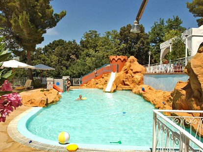 Luxuscamping - Dusche - Livorno - Camping Le Pianacce - Vacanceselect Lodgezelt Deluxe 5/6 Personen 2 Zimmer Badezimmer von Vacanceselect auf Camping Le Pianacce