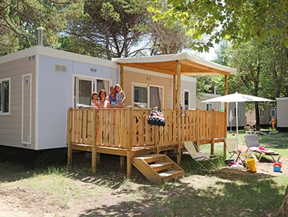 Luxuscamping - WC - Livorno - Camping Etruria - Vacanceselect Mobilheim Moda 6 Personen 3 Zimmer Klimaanlage 2 Badezimmer von Vacanceselect auf Camping Etruria