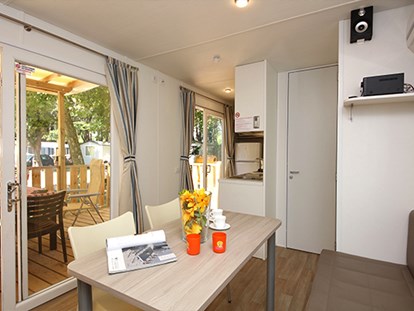 Luxuscamping - Marina di Castagneto - Camping Etruria - Vacanceselect Mobilheim Moda 6 Personen 3 Zimmer Klimaanlage 2 Badezimmer von Vacanceselect auf Camping Etruria