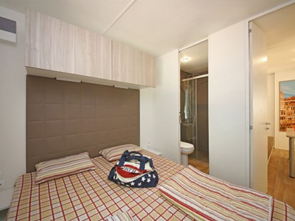 Luxuscamping - Kochmöglichkeit - Livorno - Camping Etruria - Vacanceselect Mobilheim Moda 6 Personen 3 Zimmer Klimaanlage 2 Badezimmer von Vacanceselect auf Camping Etruria