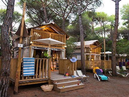 Luxuscamping - Kochutensilien - Toskana - Camping Etruria - Vacanceselect Airlodge 4 Personen 2 Zimmer Badezimmer von Vacanceselect auf Camping Etruria
