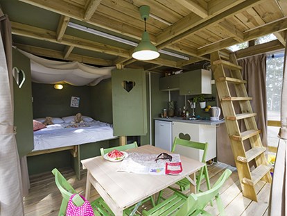 Luxuscamping - Preisniveau: exklusiv - Toskana - Camping Etruria - Vacanceselect Airlodge 4 Personen 2 Zimmer Badezimmer von Vacanceselect auf Camping Etruria
