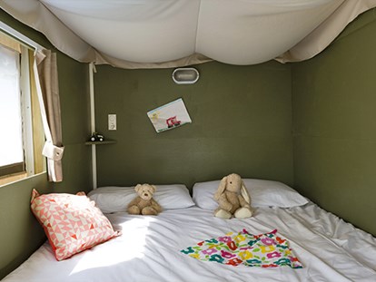 Luxuscamping - Terrasse - Toskana - Camping Etruria - Vacanceselect Airlodge 4 Personen 2 Zimmer Badezimmer von Vacanceselect auf Camping Etruria