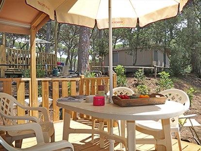 Luxuscamping - Kochmöglichkeit - Toskana - Camping Etruria - Vacanceselect Lodgezelt Deluxe 5/6 Personen 2 Zimmer Badezimmer von Vacanceselect auf Camping Etruria