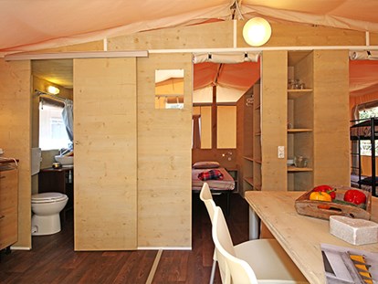 Luxuscamping - Parkplatz bei Unterkunft - Livorno - Camping Etruria - Vacanceselect Lodgezelt Deluxe 5/6 Personen 2 Zimmer Badezimmer von Vacanceselect auf Camping Etruria