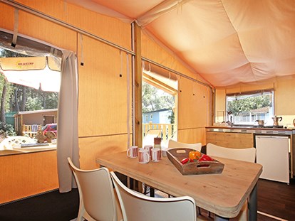 Luxuscamping - getrennte Schlafbereiche - Livorno - Camping Etruria - Vacanceselect Lodgezelt Deluxe 5/6 Personen 2 Zimmer Badezimmer von Vacanceselect auf Camping Etruria