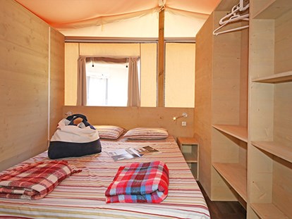 Luxuscamping - Dusche - Marina di Castagneto - Camping Etruria - Vacanceselect Lodgezelt Deluxe 5/6 Personen 2 Zimmer Badezimmer von Vacanceselect auf Camping Etruria