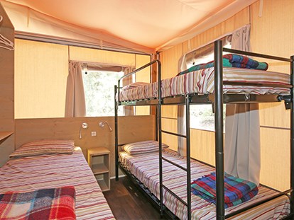Luxuscamping - Dusche - Toskana - Camping Etruria - Vacanceselect Lodgezelt Deluxe 5/6 Personen 2 Zimmer Badezimmer von Vacanceselect auf Camping Etruria