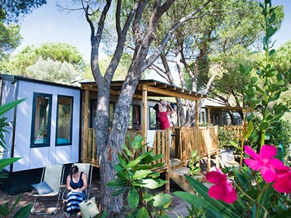 Luxuscamping - Terrasse - Sardinien - Camping 4 Mori Family Village - Vacanceselect Mobilheim Moda 5/6 Personen 2 Zimmer Klimaanlage von Vacanceselect auf Camping 4 Mori Family Village
