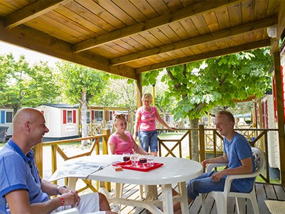 Luxuscamping - Terrasse - Sardinien - Camping 4 Mori Family Village - Vacanceselect Mobilheim Moda 6 Pers 3 Zimmer AC 2 Badezimmer von Vacanceselect auf Camping 4 Mori Family Village