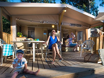 Luxuscamping - Terrasse - Languedoc-Roussillon - Camping Nouvelle Floride - Vacanceselect Lodgezelt Deluxe 5/6 Personen 2 Zimmer Badezimmer von Vacanceselect auf Camping Nouvelle Floride