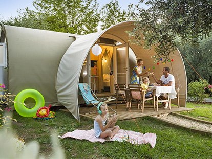 Luxuscamping - Kaffeemaschine - Costa del Maresme - Camping Cala Canyelles - Vacanceselect Cocosuite 4 Personen 2 Zimmer  von Vacanceselect auf Camping Cala Canyelles