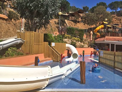 Luxuscamping - Dusche - Costa Brava - Camping Cala Canyelles - Vacanceselect Hybridlodge Clever 4/5 Personen 2 Zimmer Badezimmer von Vacanceselect auf Camping Cala Canyelles