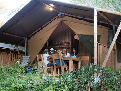 Luxuscamping - getrennte Schlafbereiche - Lloret de Mar - Camping Cala Canyelles - Vacanceselect Safarizelt 6 Personen 3 Zimmer Badezimmer von Vacanceselect auf Camping Cala Canyelles