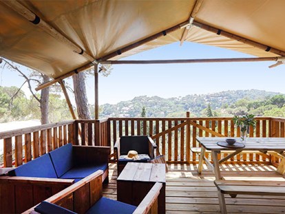 Luxuscamping - Preisniveau: exklusiv - Spanien - Camping Cala Canyelles - Vacanceselect Safarizelt 6 Personen 3 Zimmer Badezimmer von Vacanceselect auf Camping Cala Canyelles