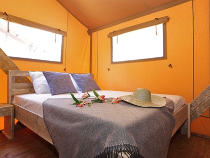 Luxuscamping - Kühlschrank - Lloret de Mar - Camping Cala Canyelles - Vacanceselect Safarizelt 6 Personen 3 Zimmer Badezimmer von Vacanceselect auf Camping Cala Canyelles