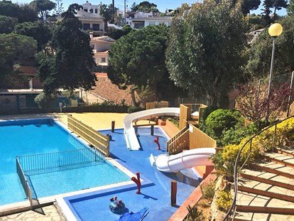 Luxuscamping - Terrasse - Costa del Maresme - Camping Cala Canyelles - Vacanceselect Safarizelt 6 Personen 3 Zimmer Badezimmer von Vacanceselect auf Camping Cala Canyelles