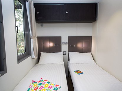 Luxuscamping - Preisniveau: exklusiv - Spanien - Camping Cala Canyelles - Vacanceselect Mobilheim Moda 6 Personen 3 Zimmer Klimaanlage von Vacanceselect auf Camping Cala Canyelles