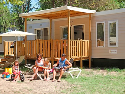 Luxuscamping - Terrasse - Venetien - Camping Ca'Savio - Vacanceselect Mobilheim Moda 6 Personen 3 Zimmer Klimaanlage 2 Badezimmer von Vacanceselect auf Camping Ca'Savio